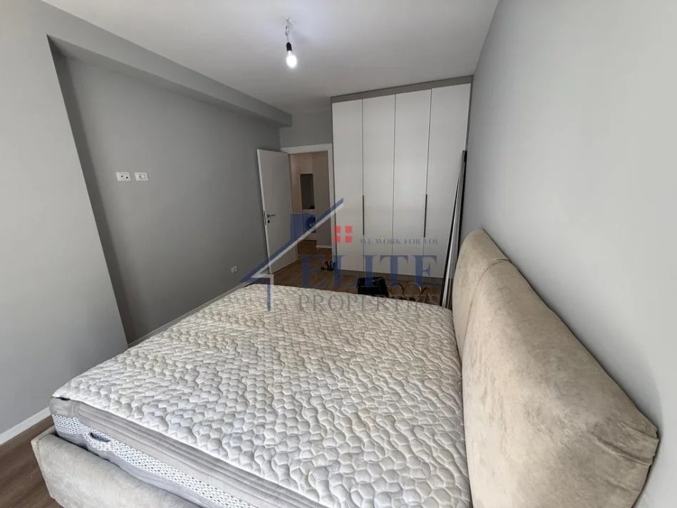 Tirane, jepet me qera apartament 2+1+Ballkon Kati 4, 85 m² 500 € (Univers City)