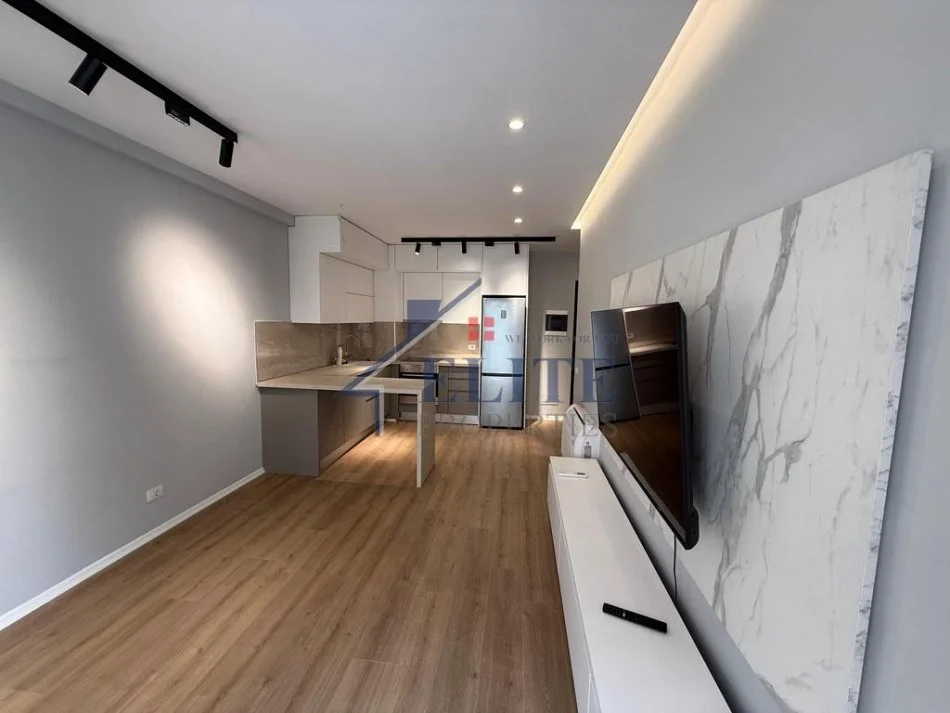 Tirane, jepet me qera apartament 2+1+Ballkon Kati 4, 85 m² 500 € (Univers City)