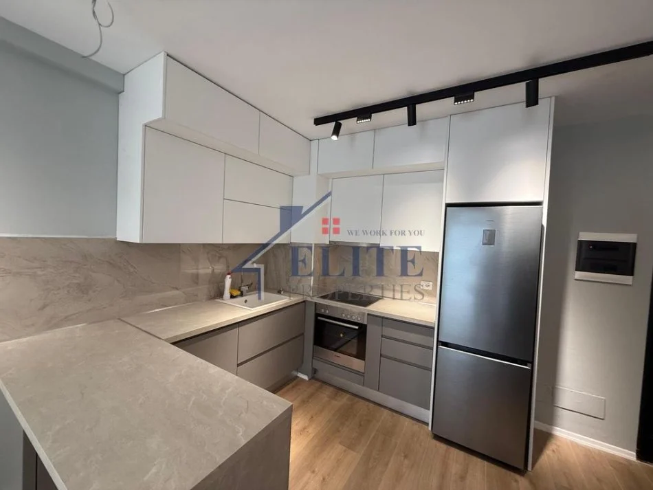 Tirane, jepet me qera apartament 2+1+Ballkon Kati 4, 85 m² 500 € (Univers City)