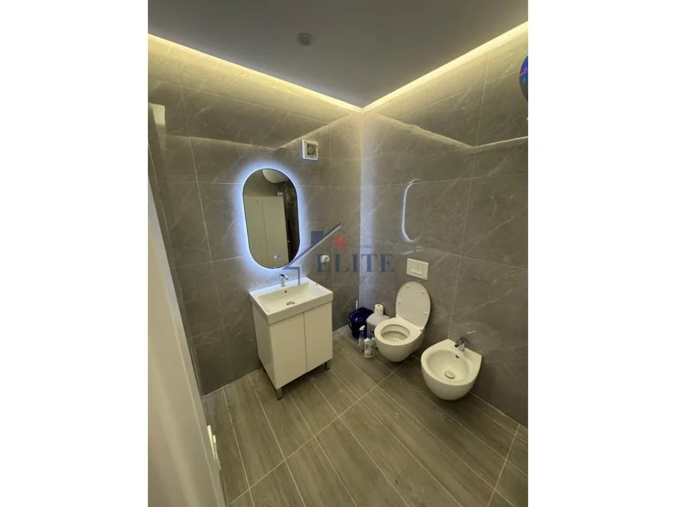 Tirane, jepet me qera apartament 2+1+Ballkon Kati 4, 85 m² 500 € (Univers City)