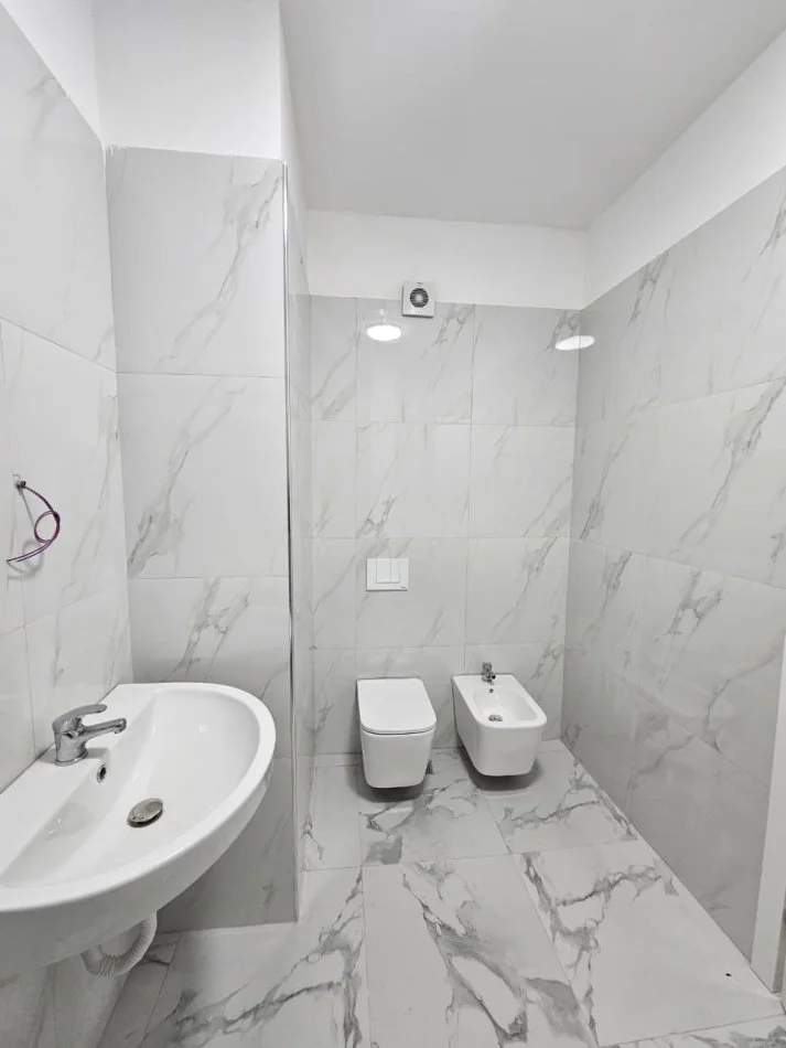 Tirane, jepet me qera zyre Kati 3, 60 m² 600 € (ZOGU ZI)