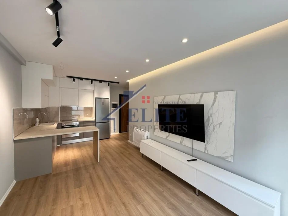 Tirane, jepet me qera apartament 2+1+Ballkon Kati 4, 85 m² 500 € (Univers City)