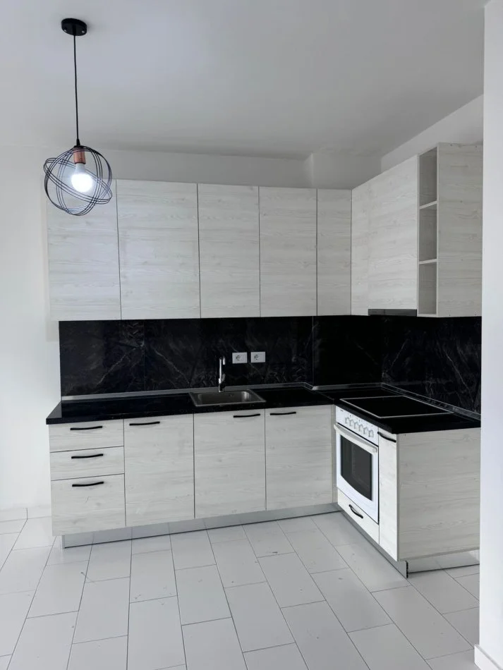 Tirane, jepet me qera apartament 1+1+Ballkon Kati 10, 70 m² 400 € (rruga Bedri Karapici)