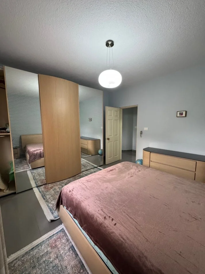 Tirane, jepet me qera apartament 2+1+Ballkon Kati 3, 100 m² 650 € (Rruga e Kosovareve)