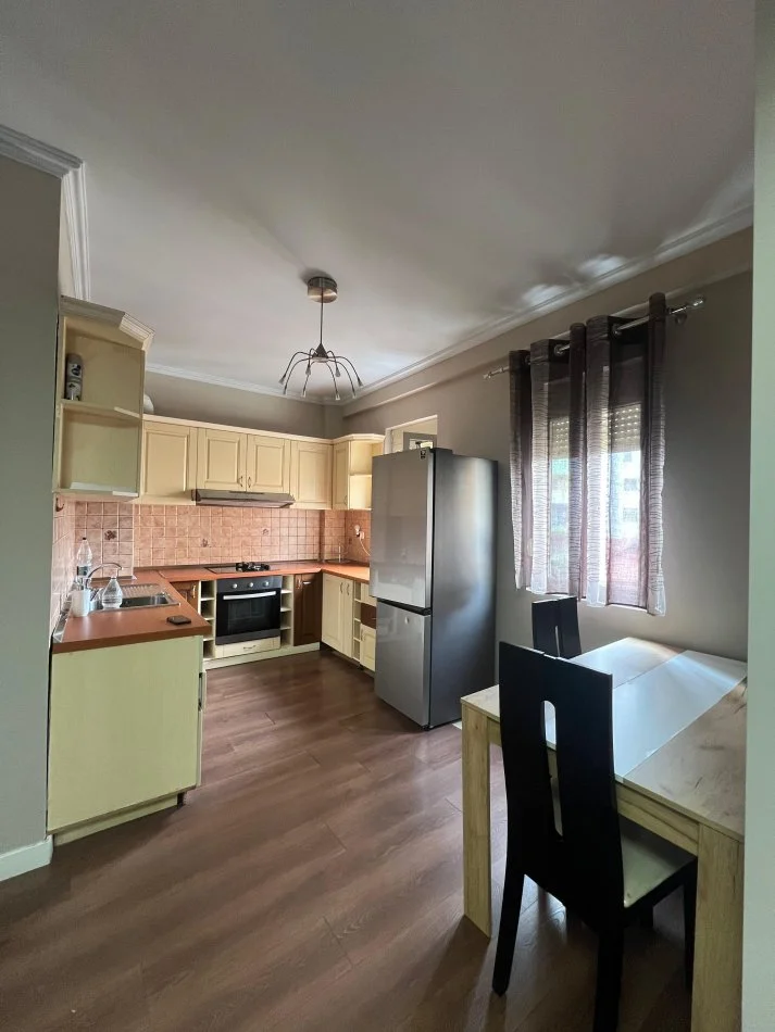 Tirane, jepet me qera apartament 2+1 Kati 3, 100 m² 400 € (Rruga e Thesarit)