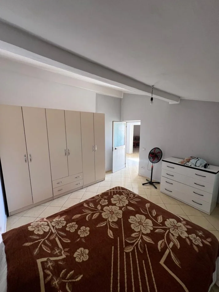 Tirane, jepet me qera shtepi 2+1+Ballkon Kati 3, 110 m² 400 € (Qytet Studenti)