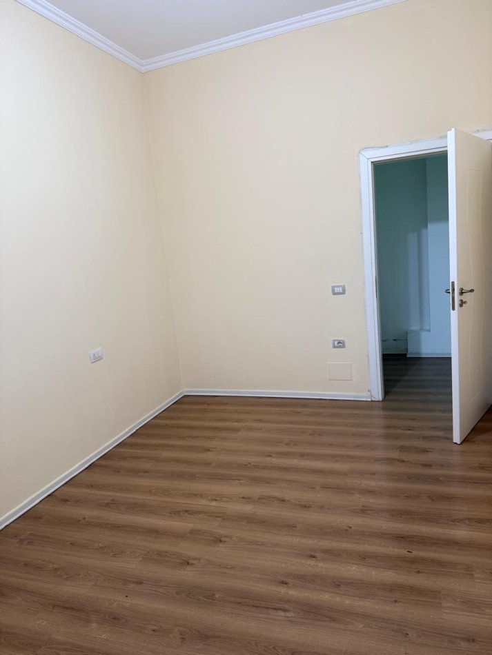 Tirane, jepet me qera apartament 2+1+Ballkon Kati 2, 100 m² 400 € (Sokrat Miho)