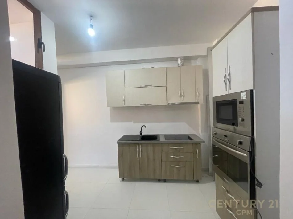 apartament me qira 2+1 tek komuna parisit !