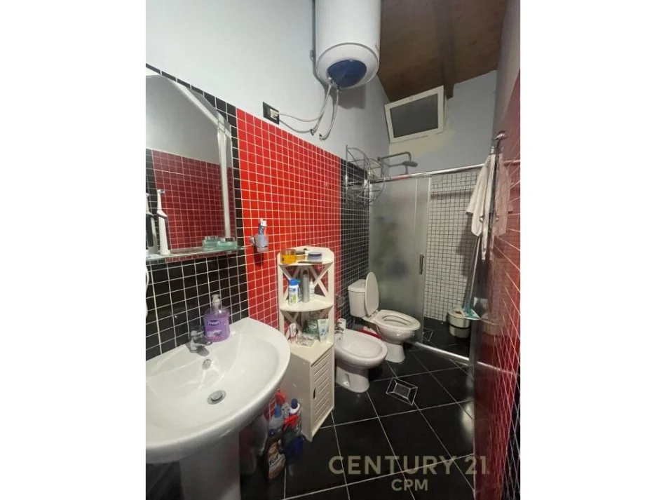 apartament me qira 2+1 tek komuna parisit !