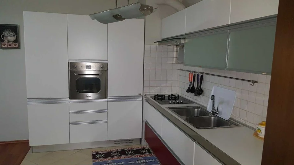 Tirane, jepet me qera apartament 1+1+Aneks+Ballkon Kati 3, 85 m² 550 € 