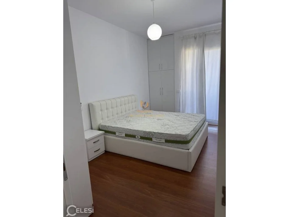 Tirane, jepet me qera apartament 2+1+Ballkon Kati 8, 90 m² 600 € (rruga ndre mjeda)