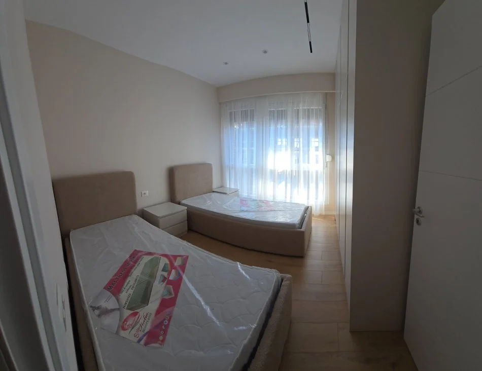 Tirane, jepet me qera apartament 2+1+Ballkon Kati 6, 800 € (Ish-Fusha Aviacionit)