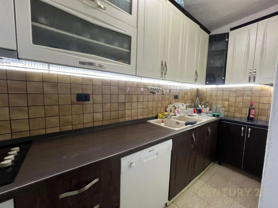 QERA APARTAMENT 2+1 PRANE RRUGES MINE PEZA! Gold90455