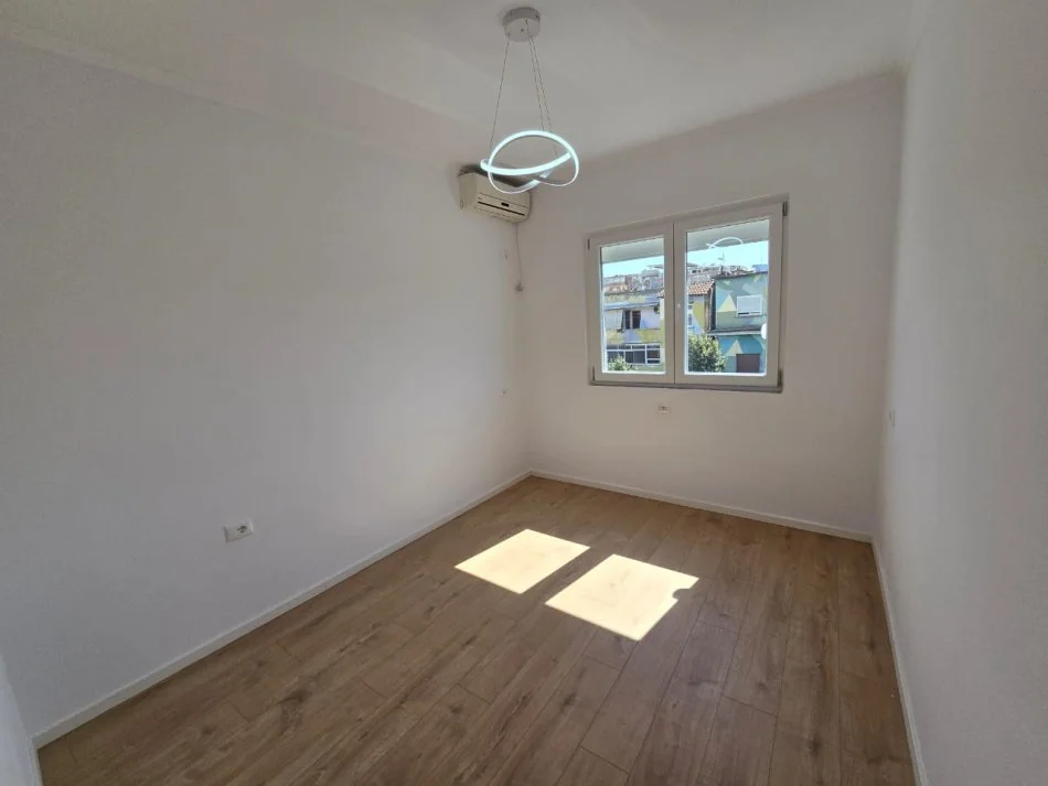 Tirane, shitet apartament 2+1+Aneks+Ballkon Kati 4, 77 m² 145.000 € (Rr. Bardhyl, në rrugë kryesore)