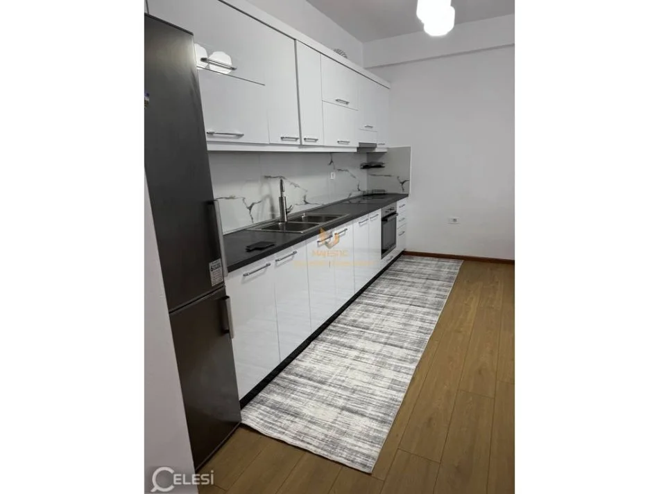 Tirane, jepet me qera apartament 2+1+Ballkon Kati 8, 90 m² 600 € (rruga ndre mjeda)