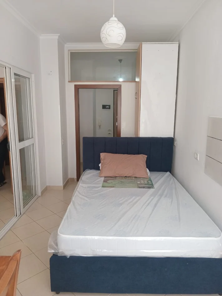 Tirane, jepet me qera apartament 2+1 Kati 3, 100 m² 400 € (Restorant Deliu ne Fresk)