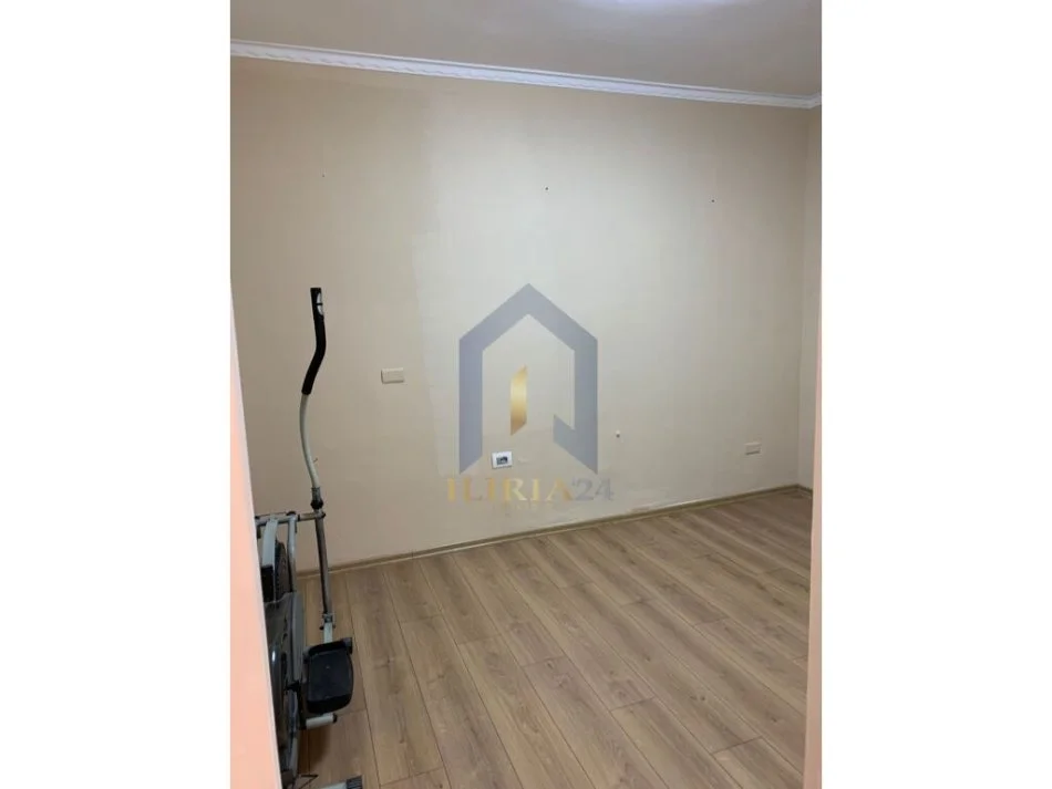 Tirane, jepet me qera apartament 2+1+Aneks+Ballkon Kati 1, 126 m² 700 € (rruga medar shtylla)