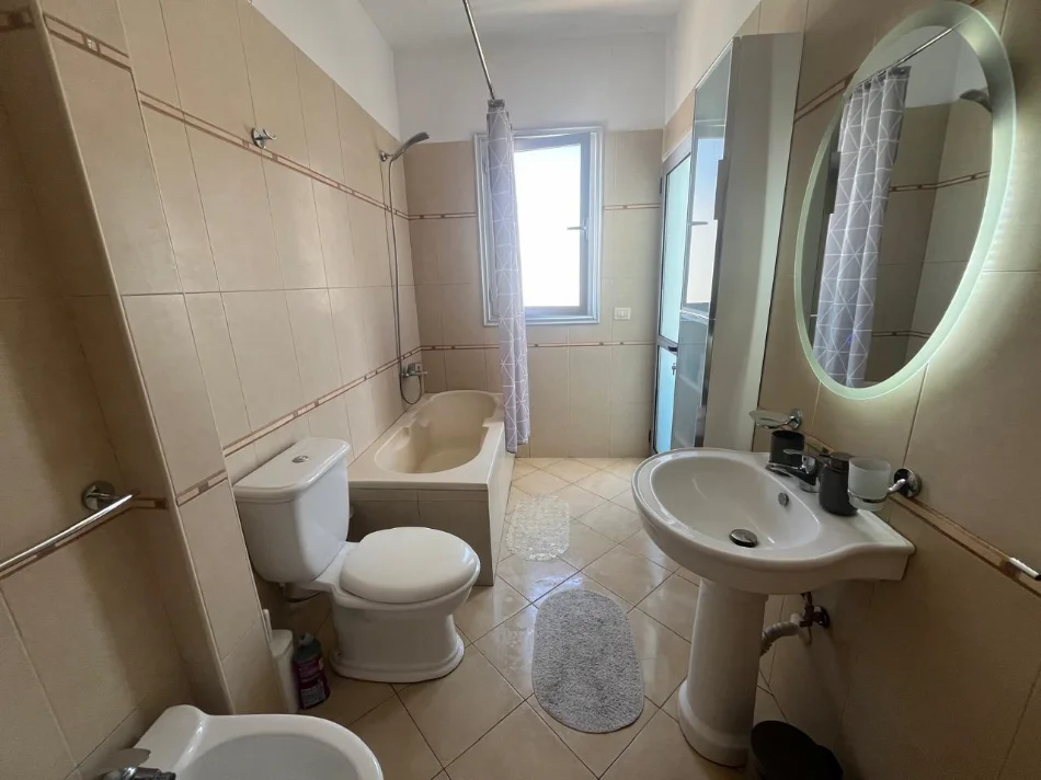 Vlore, shitet apartament 2+1+Ballkon Kati 7, 108 m² 199.000 € (Lungomare, pranë Shkollës së Marinës)