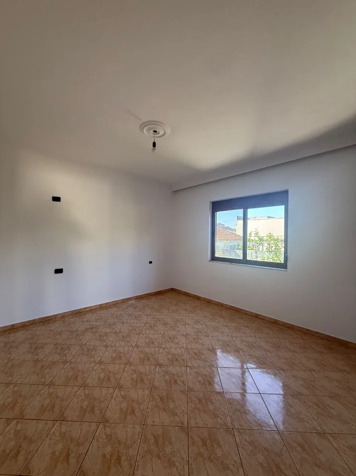 Tirane, jepet me qera Vile , 330 m² 1.500 € (kashar , casa italia)