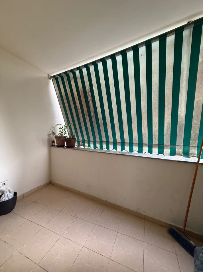 Tirane, jepet me qera apartament 1+1 Kati 2, 70 m² 500 € (Rruga e Barrikadave ne Qender)