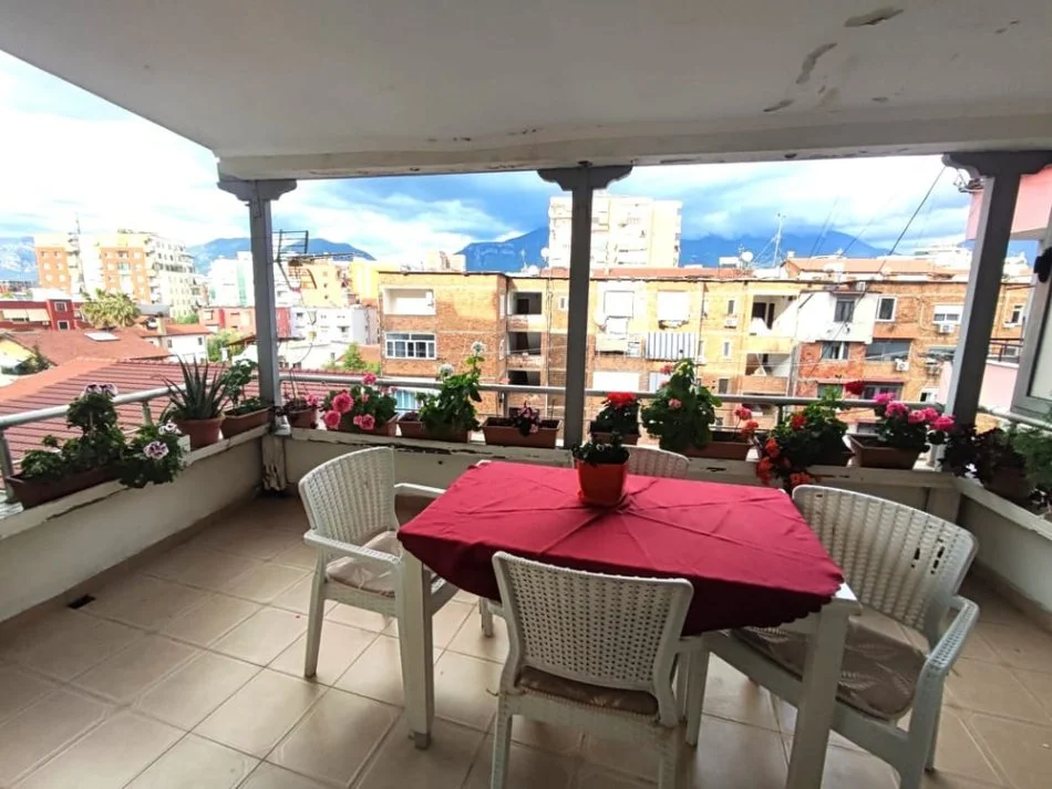 Tirane, shes apartament 1+1+Ballkon Kati 5, 105 m² 170.000 € (Rruga e Barrikadave)