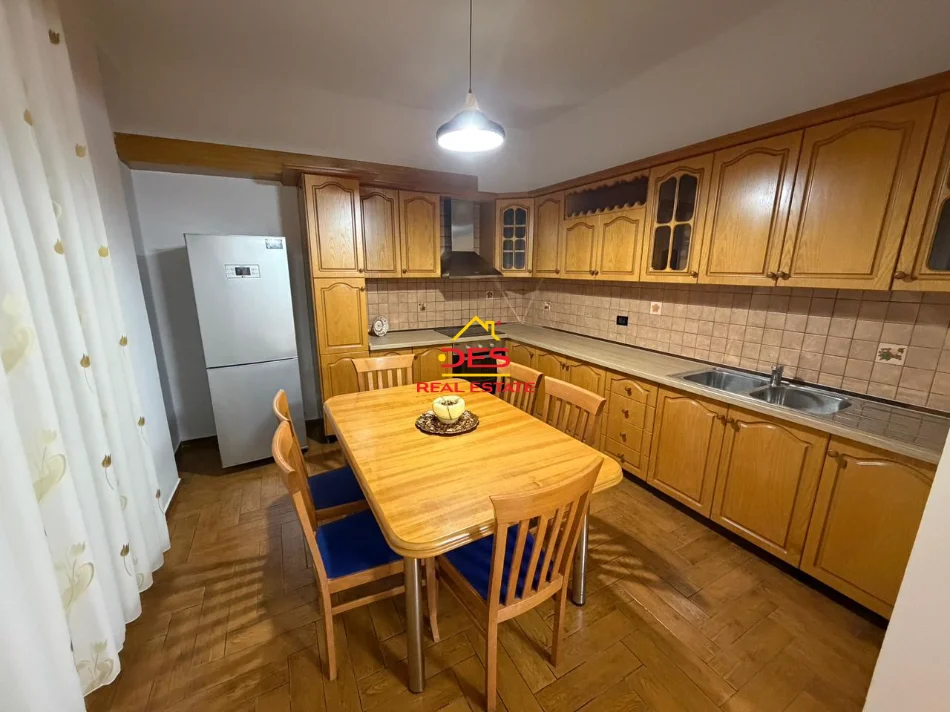 Vlore, jepet me qera apartament 2+1+Ballkon Kati 2, 100 m² 500 € (Rruga Misto Mele)