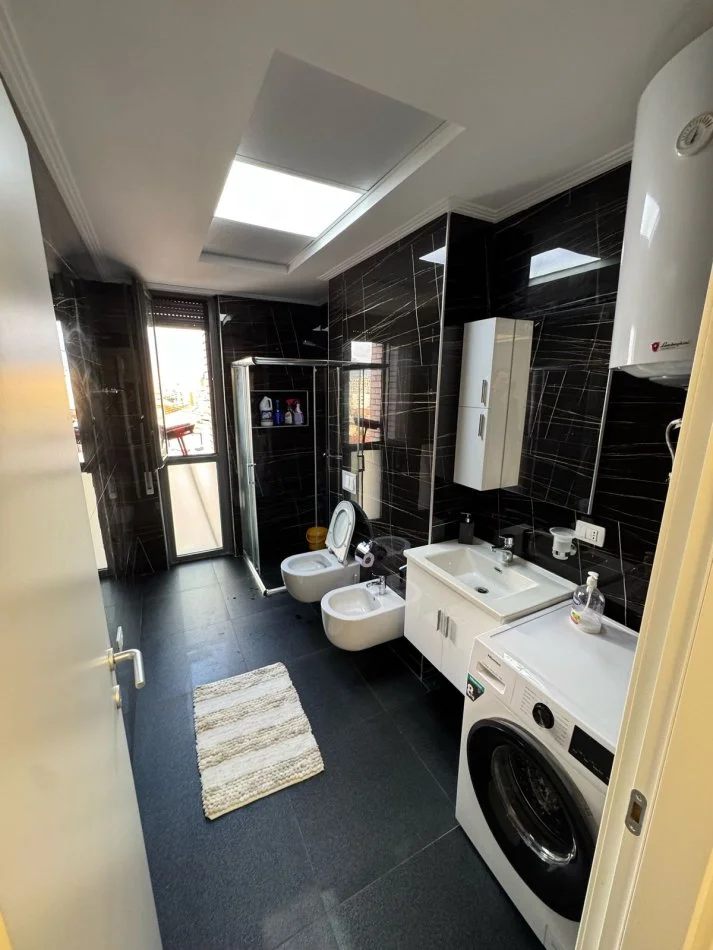 Tirane, jepet me qera apartament 2+1+Ballkon Kati 7, 100 m² 750 € 