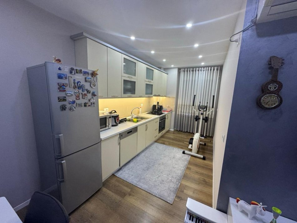 Tirane, jepet me qera apartament 2+1+Ballkon Kati 2, 93 m² 450 € (Besim Alla)