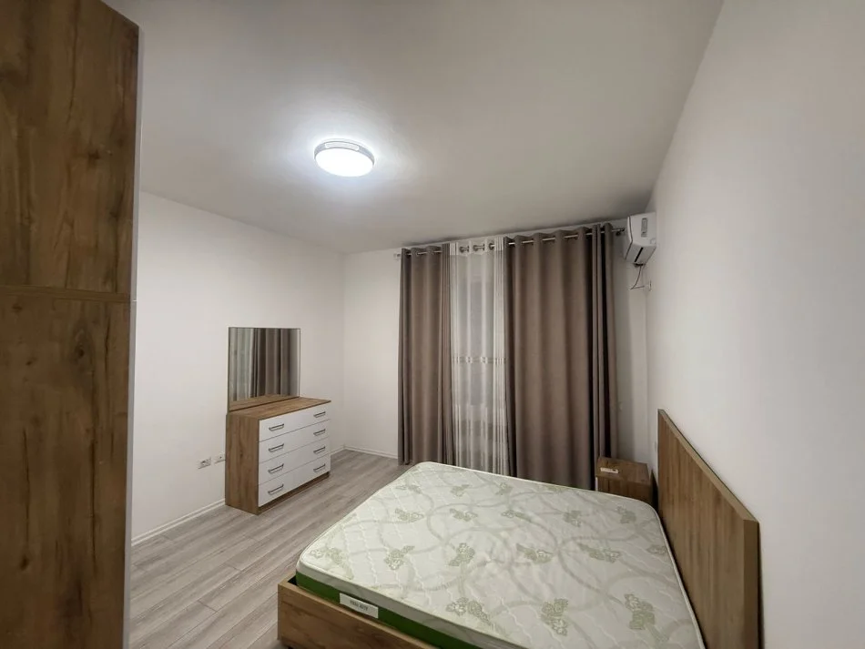 Tirane, jepet me qera apartament 1+1+Ballkon Kati 9, 75 m² 450 € (rruga tre Deshmoret)