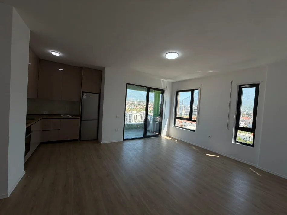 Tirane, jepet me qera apartament Kati 3, 120 m² 650 € (rruga 5 maji)