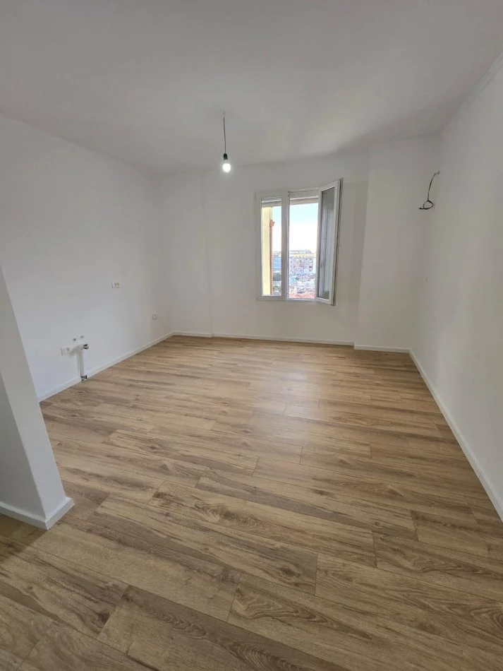 Tirane, shitet apartament 2+1+Ballkon Kati 1, 81 m² 138.000 € (Ali Demi)