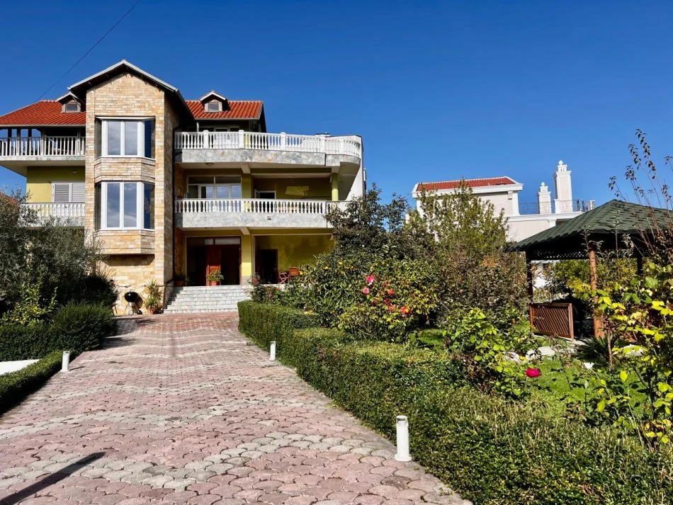 Tirane, jepet me qera Vile 2+1 , 140 m² 700 € (Sauk i vjeter)