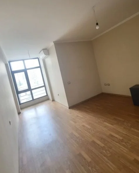 Tirane, jepet me qera zyre Kati 3, 130 m² 700 € (ASTIR)