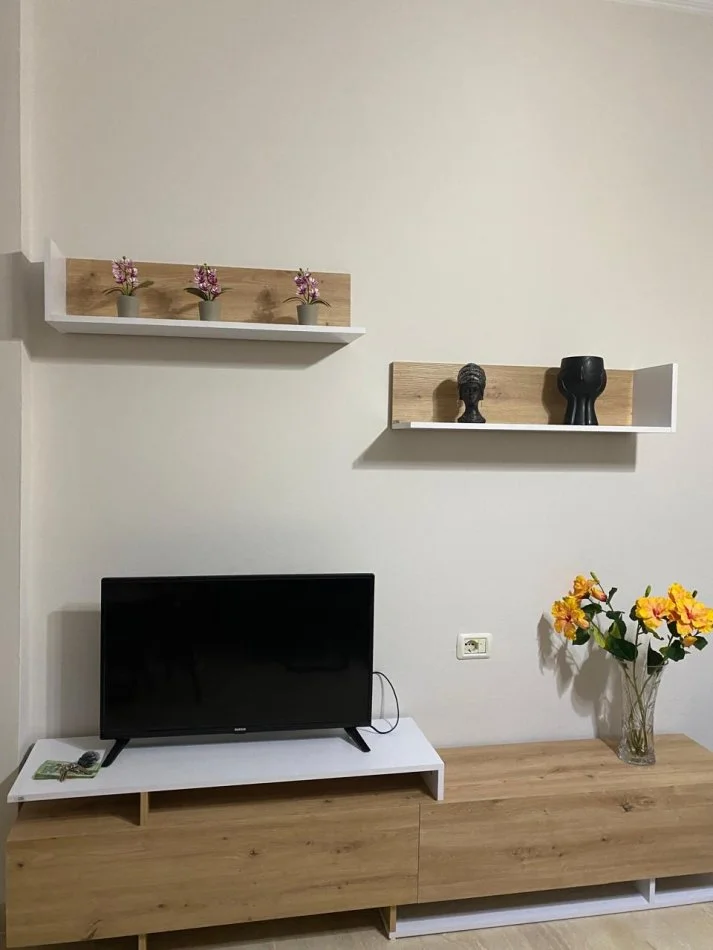 Tirane, jepet me qera 1+1+Ballkon Kati 2, 65 m² 400 € (3 vellezerit kondi)