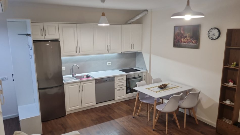 Tirane, jepet me qera apartament 1+1 Kati 3, 62 m² 750 € (tek Kristal Center, Komuna e Parisit)