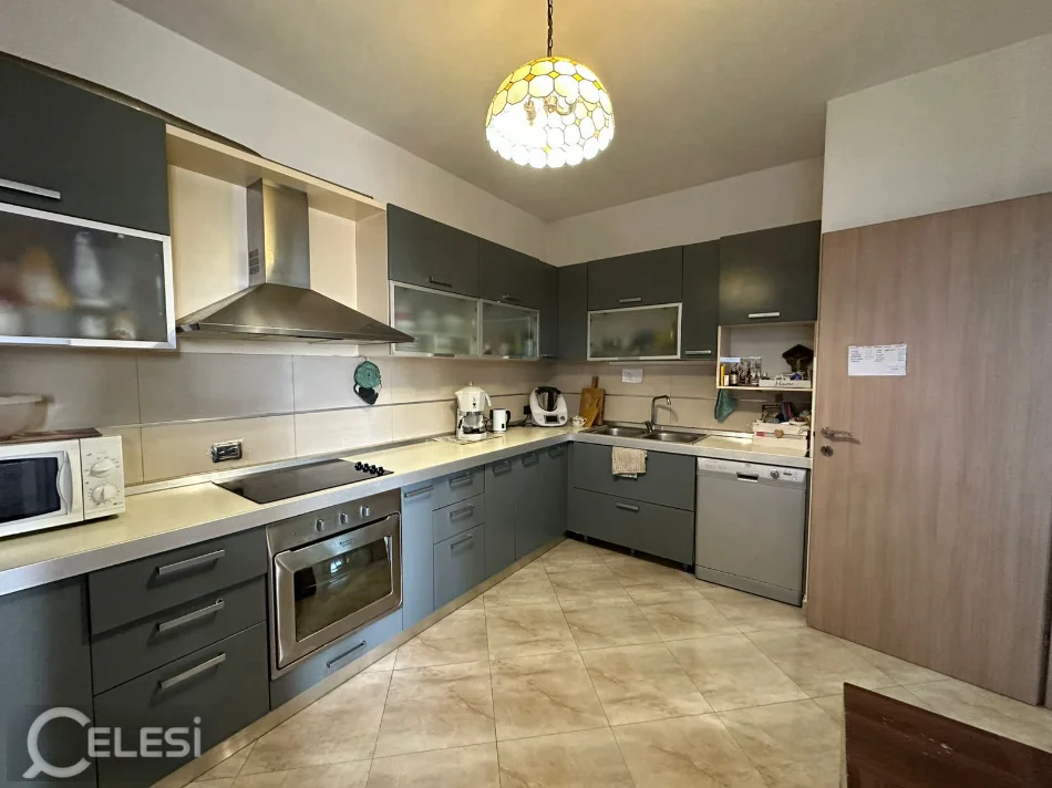 Tirane, jepet me qera apartament 3+1+Ballkon Kati 8, 160 m² 600 € (yzberisht)