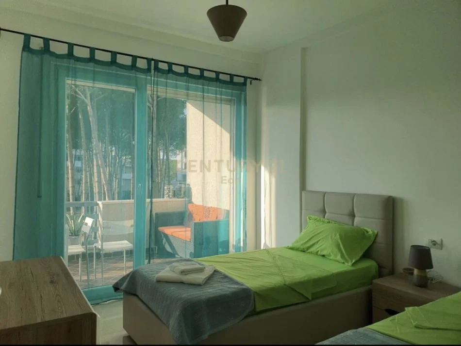 SHITET APARTAMENT 3+1+2 TEK GJIRI I LALEZIT NE KOMPLEKSIN "LURA 2"