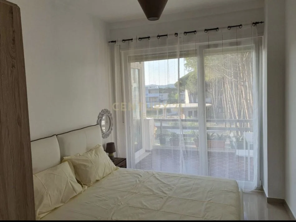 SHITET APARTAMENT 3+1+2 TEK GJIRI I LALEZIT NE KOMPLEKSIN "LURA 2"