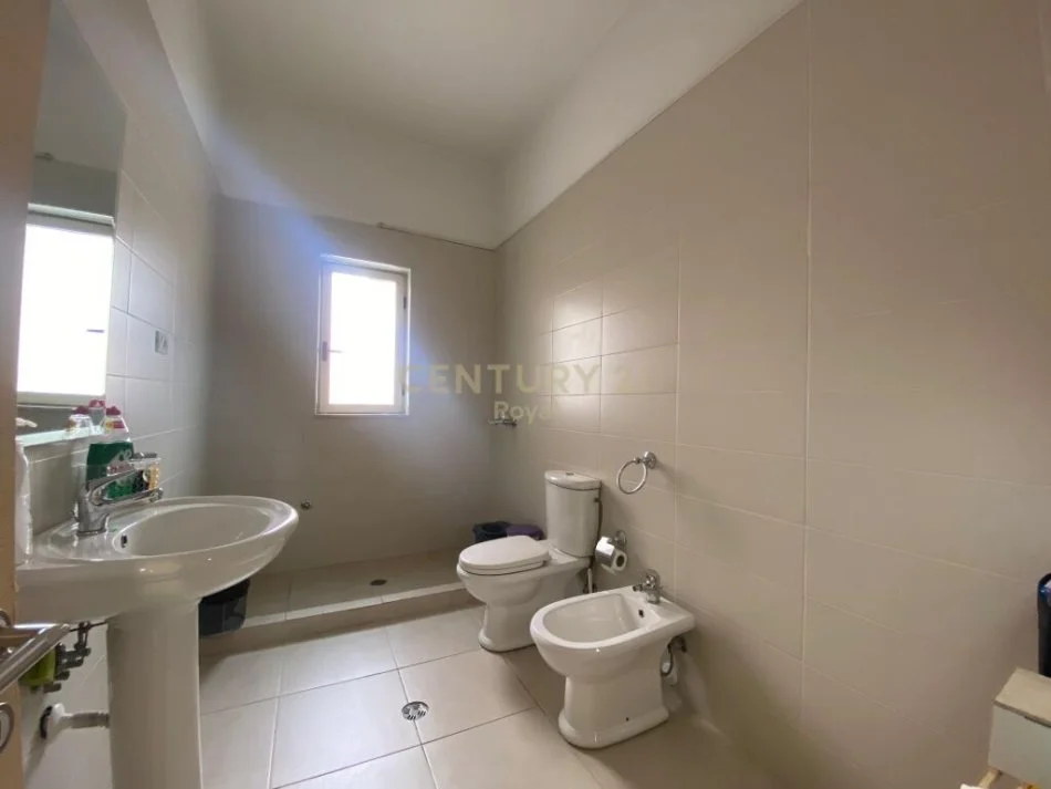 Ambient 2+1 me qira per zyra te rruga e Barrikadave 700 €