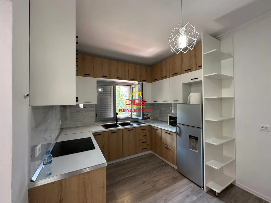 Vlore, jepet me qera apartament 2+1+Ballkon Kati 3, 100 m² 500 € (Rruga Gjergj Kastrioti)