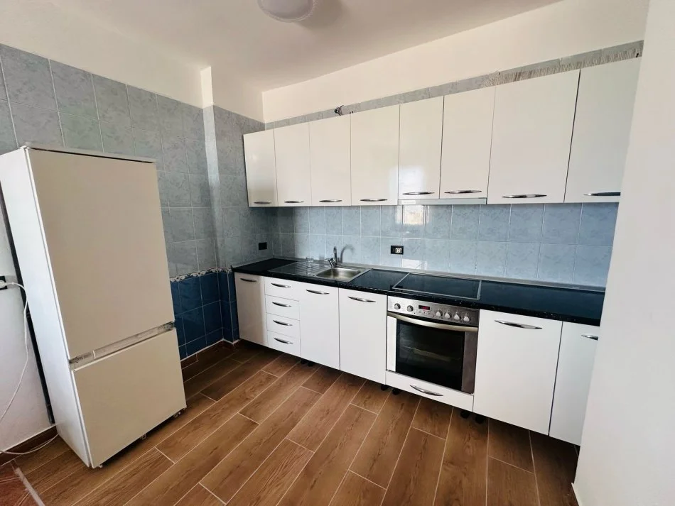 Tirane, jepet me qera apartament 2+1+Ballkon Kati 10, 90 m² 600 € (Rruga e Kavajes , prane Globe)