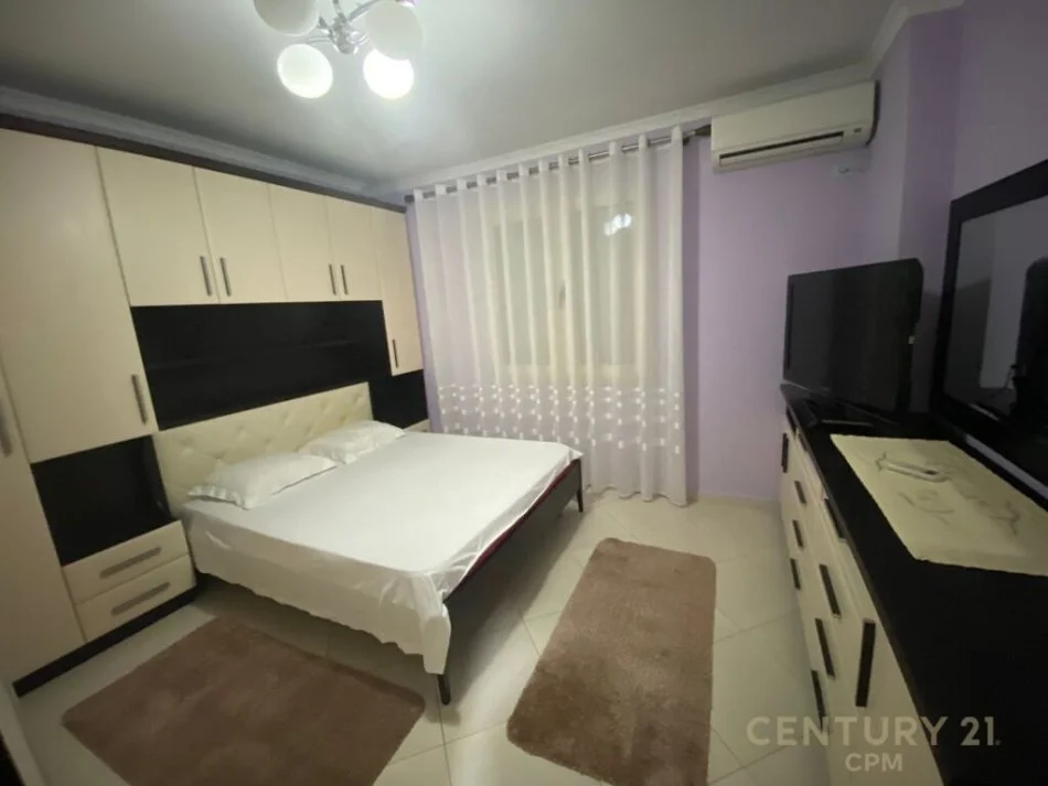 JAPIM ME QERA APARTAMENT 2+1 PRANE RRUGES KOSOVAREVE!!!, 750euro