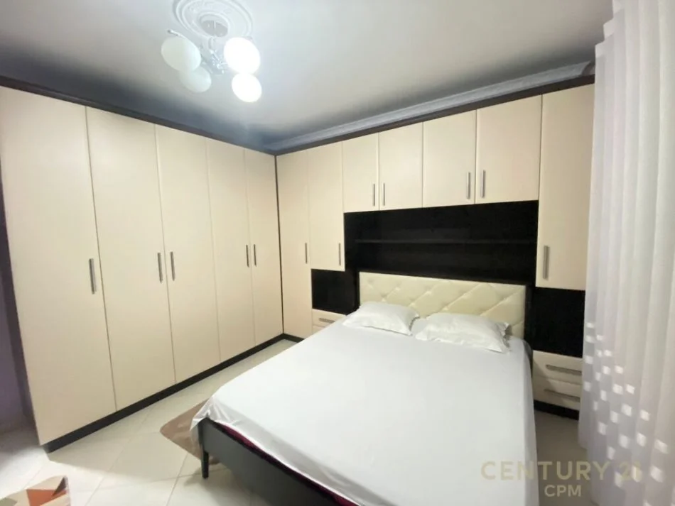 JAPIM ME QERA APARTAMENT 2+1 PRANE RRUGES KOSOVAREVE!!!, 750euro