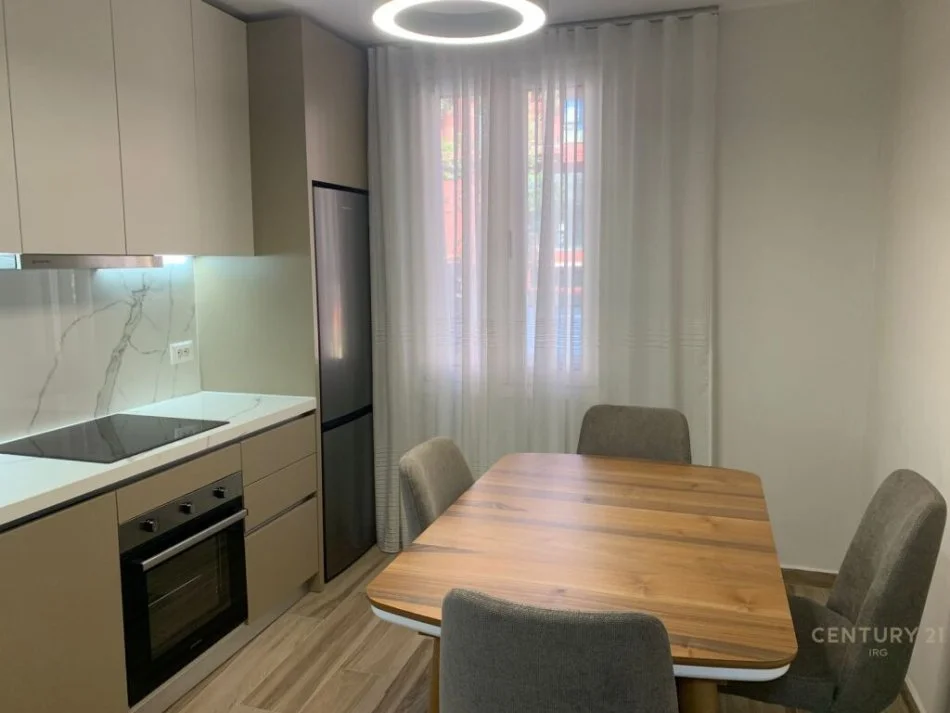 Apartament 1+1 për Qira në Rrugën e Kavajës!! 700 €uro