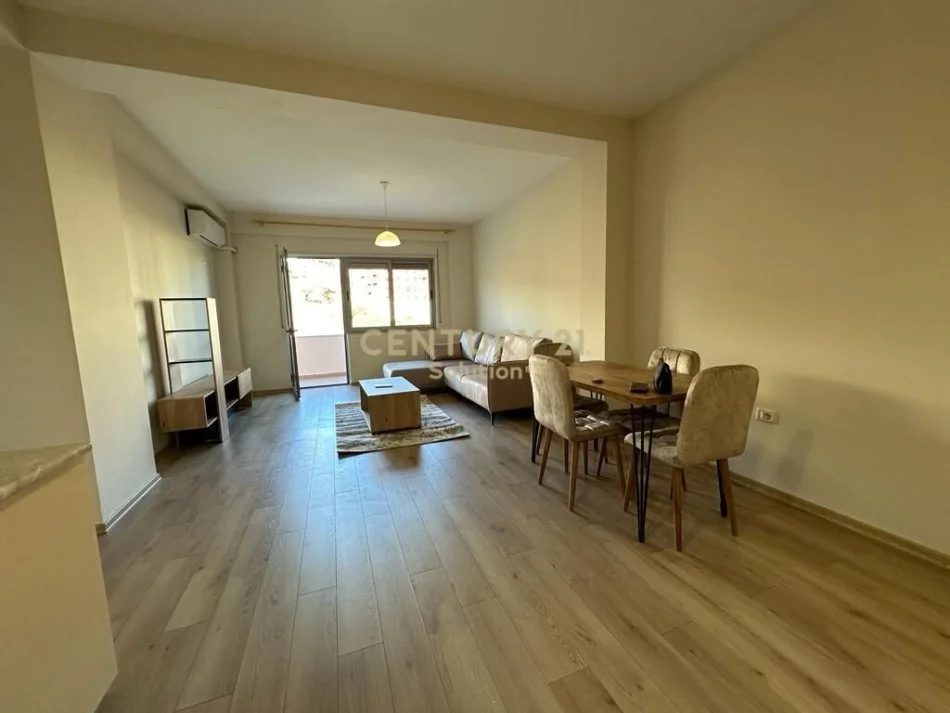 JEPET ME QERA 2+1+2 TEK KOPSHTI BOTANIK, 400 € /Muaj