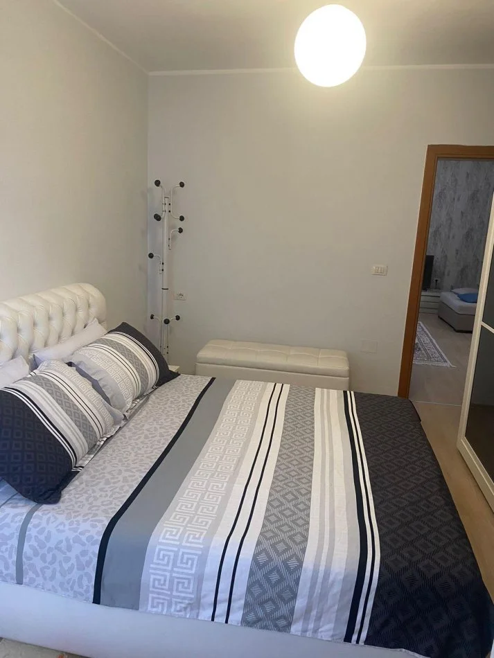 Tirane, jepet me qera apartament 2+1 , 500 €