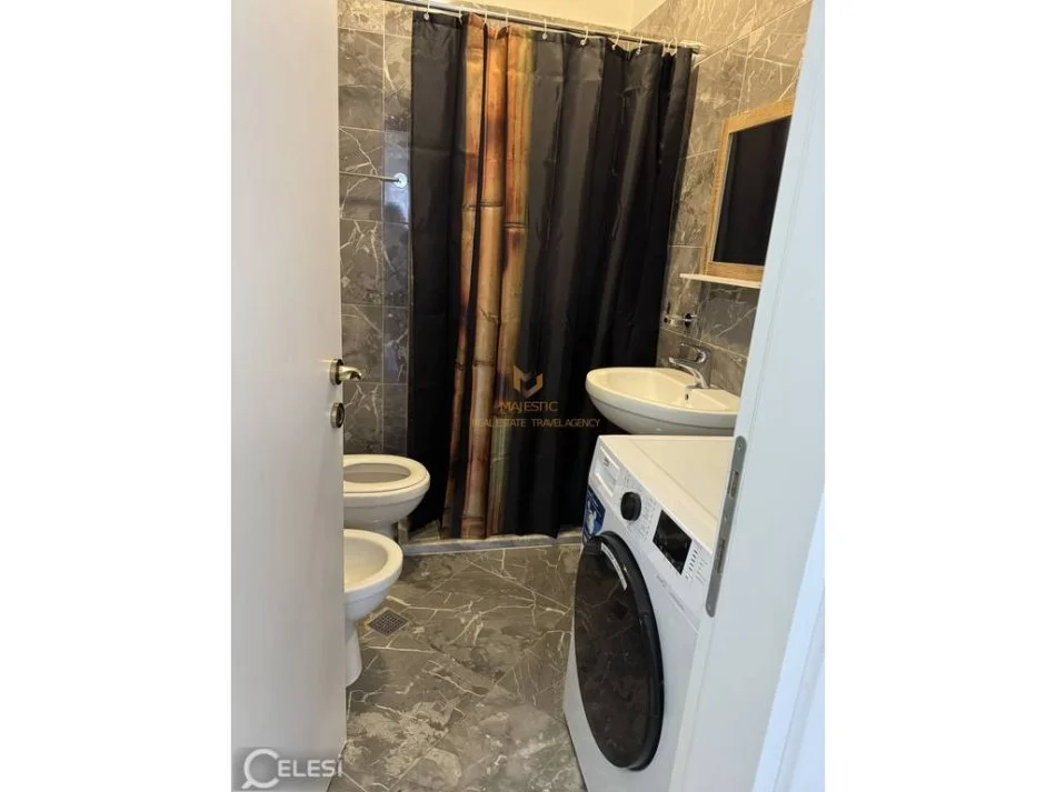 Tirane, jepet me qera apartament 2+1+Ballkon Kati 8, 90 m² 600 € (rruga ndre mjeda)