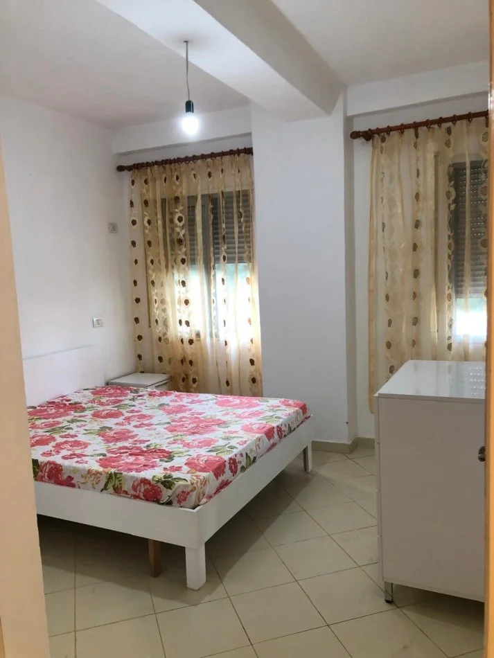 Tirane, jepet me qera apartament 2+1+Ballkon Kati 4, 90 m² 400 € (Rruga Rexhep Pinari Kopshti Botanik)