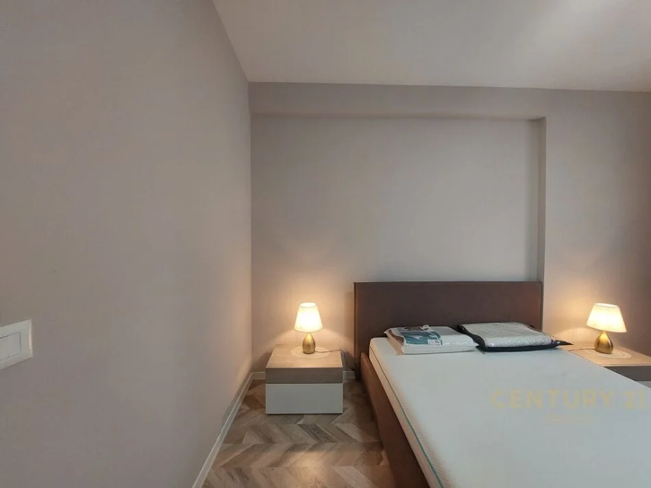 JAPIM ME QIRA APARTAMENT 3+1+POST PARKIMI NE QENDER