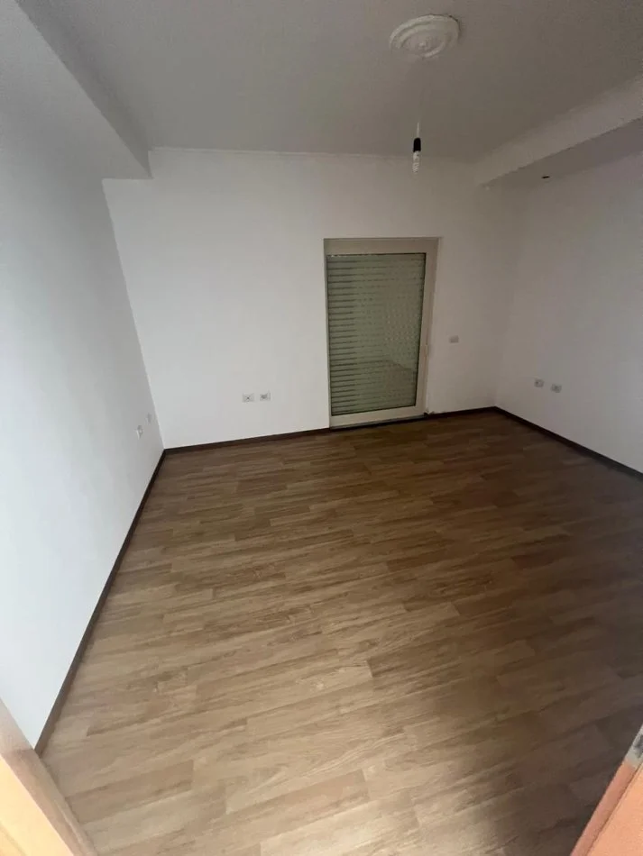 Tirane, shitet Vile 3+1 Kati 3, 530 m² 650.000 € (Liqeni Thate)